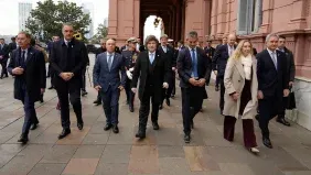 Santiago Caputo y los Menem dividen al gabinete en varias partes.