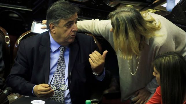 macri pidio dos leyes, carrio le volteo una y cambiemos le reformo la otra