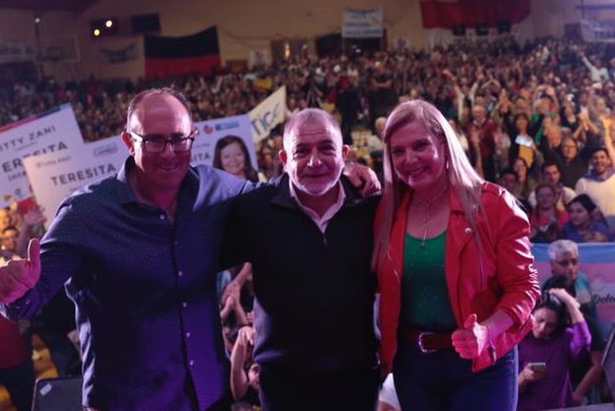 Luis Juez, junto a Maximiliano Rivarola, futuro intendente de Villa Dolores.&nbsp;