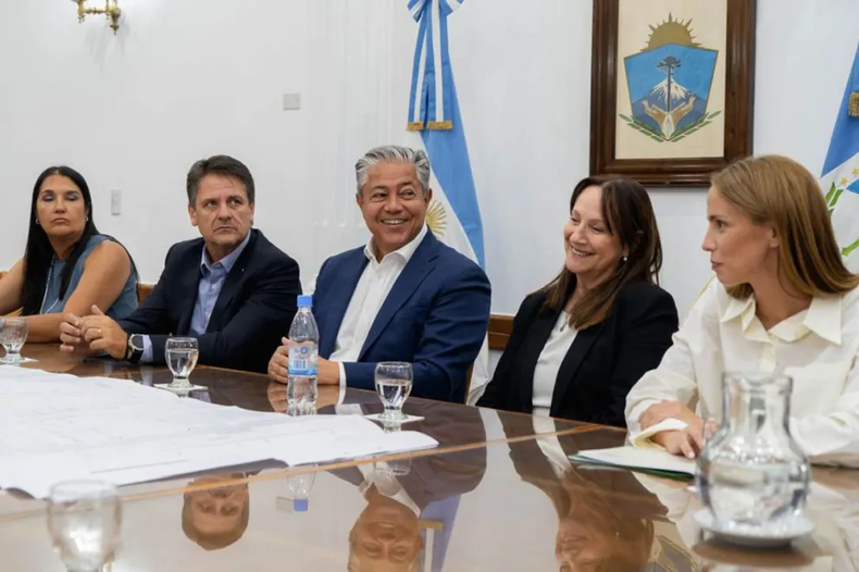 Rolando Figueroa piensa en su reelección y cocina un gran frente para 2027.