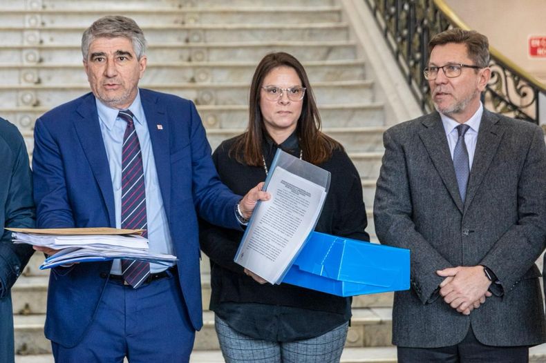 El ministro Fabián Bastía, uno de los más cercanos a Maximiliano Pullaro, con el informe de la comisión previsional en su mano. 