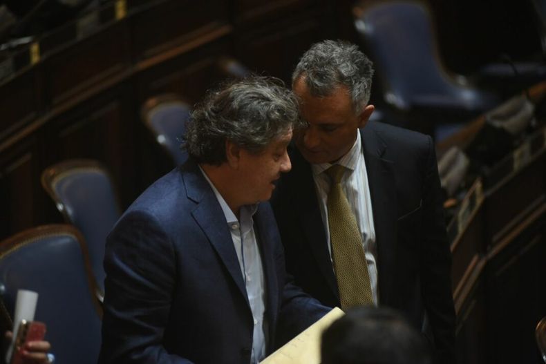 Carlos Kikuchi cuchichea con Sebastián Pareja, el armador de las listas oficiales de La Libertad Avanza.