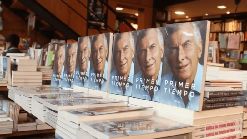 Mauricio Macri y su libro de campaña