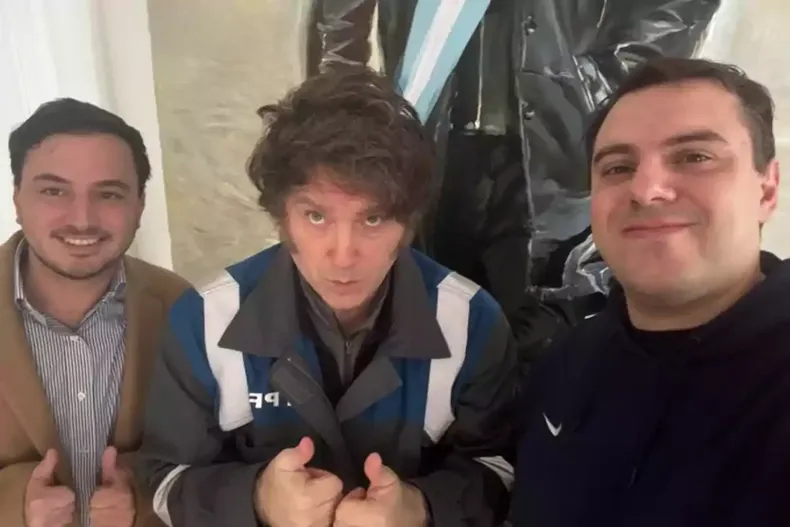 Javier Milei, junto a Agustín Romo y Gordo Dan, de Las Fuerzas del Cielo.