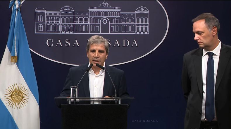 Caputo y Adorni anunciaron la baja de retenciones.