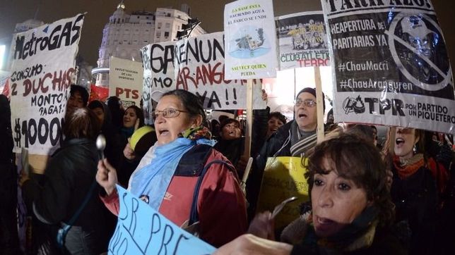 las cacerolas ahora sonaron contra macri, en todo el pais, para repudiar el tarifazo las cacerolas ahora sonaron contra macri, en todo el pais, para repudiar el tarifazo