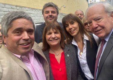 Rodrigo Fernández Madero saca la selfie con Patricia Bullrich en el centro