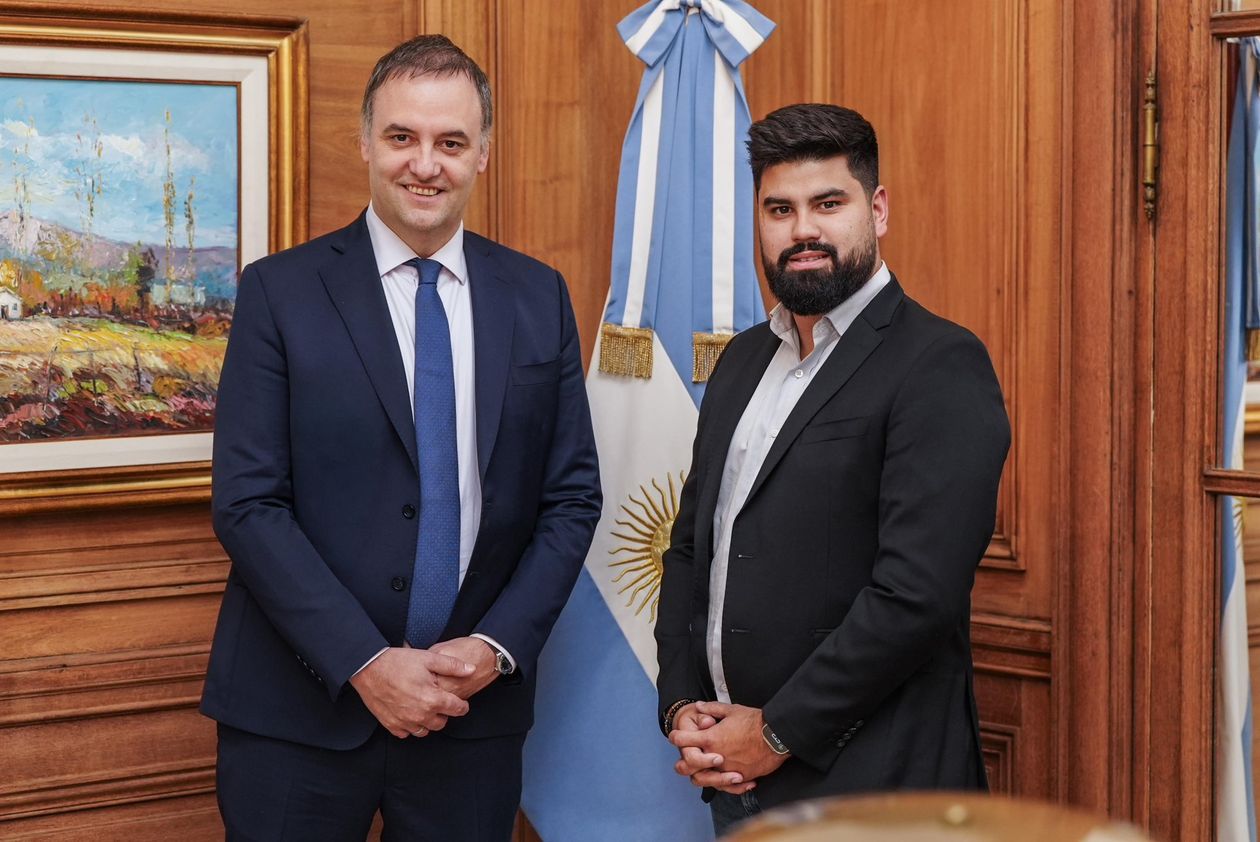 Fabián Fernández, junto a Manuel Adorni.