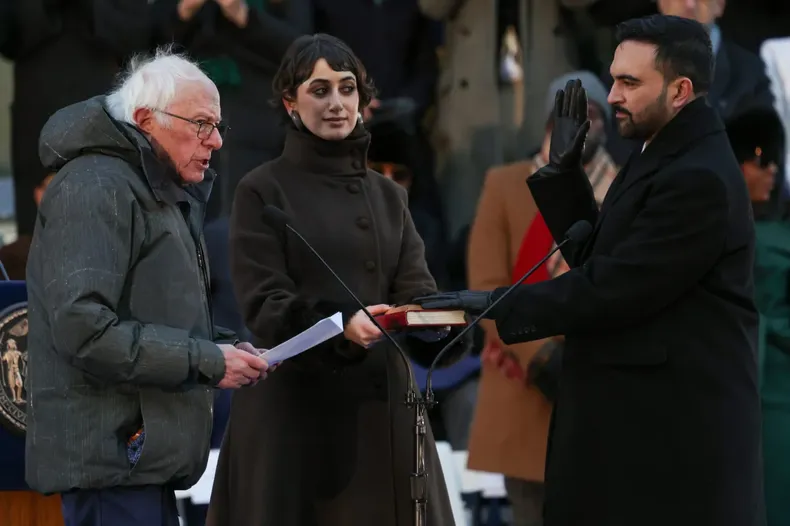 Bernie Sanders, figura emblemática de los socialistas democráticos de los Estados Unidos y crítico feroz de Donald Trump, le tomó juramento a Zohran Mamdani. (Foto: AP).