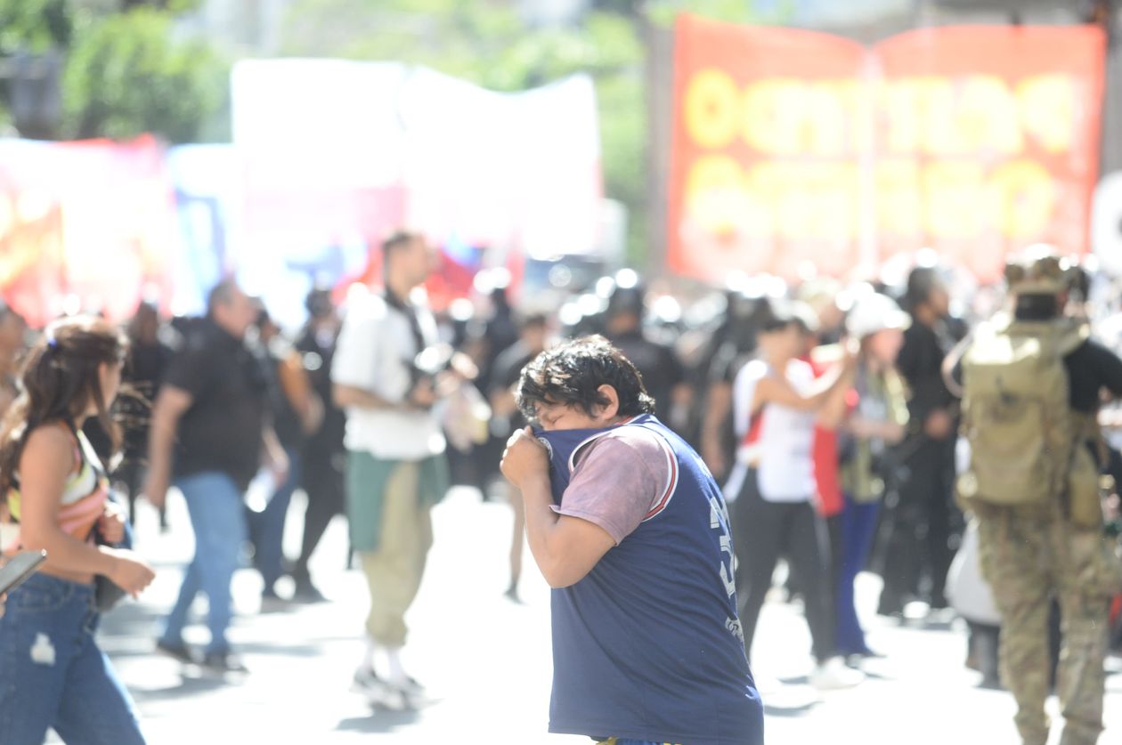 Un manifestante se cubre las fosas nasales para cubrirse del gas lacrimógeno (Fuente: AG).