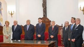 Maximiliano Pullaro junto a los seis integrantes de la Corte Suprema de Santa Fe y el procurador Jorge Barraguirre.