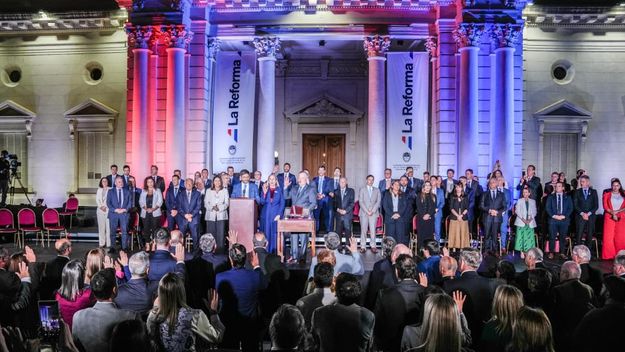 Reforma constitucional: ganó la política en Santa Fe. En la foto, Pullaro rodeado de la dirigencia con el nuevo texto de la Constitución.