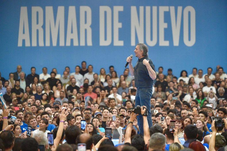 Máximo Kirchner en La Plata - Atenas