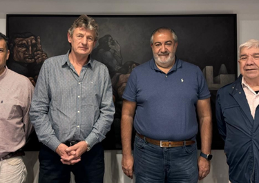 El apartado Aníbal Schmidt, de la CGT de La Pampa, junto a Héctor Daer y la conducción nacional del gremio Gráfico.