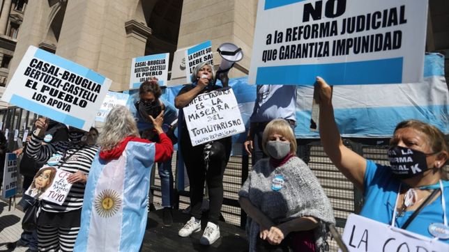 la corte y una inconducente pelea de fondo
