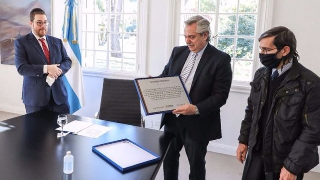 amia y los fernandez: tuit con slogans de alberto y silencio de cristina