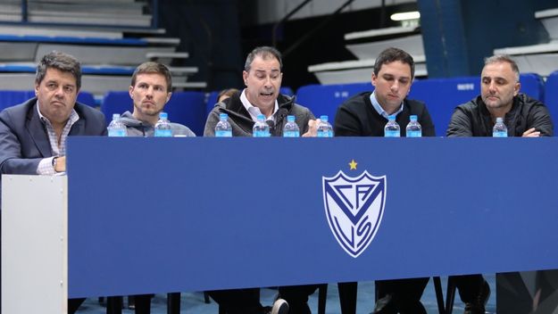 Augusto Costa arma su frente opositor para las elecciones en un Vélez caótico