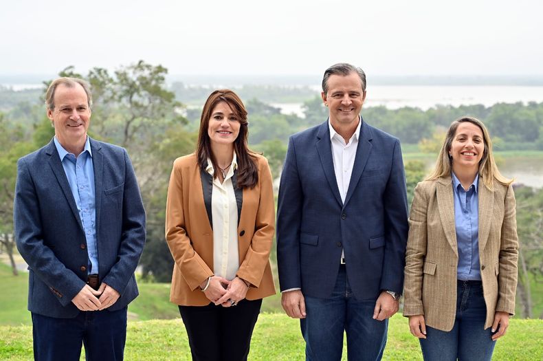 Gustavo Bordet junto con Claudia Monjo, Adán Bahl y la vicegobernadora María Laura Stratta.