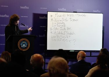 Javier Milei con los legisladores, detallando la reforma del Banco Central.