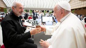 El obispo Dante Braida y Jorge Bergoglio en la asamblea sinodal