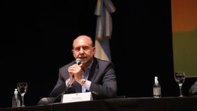 El diálogo cruzado entre socialistas y peronistas le marca los tiempos a Perotti