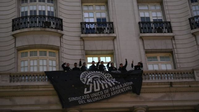 sin produccion de neumaticos, el gobierno intenta destrabar el conflicto gremial