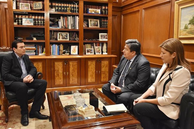 El gobernador Gerardo Zamora dialoga con el rector y la vicerrectora de la UNSE