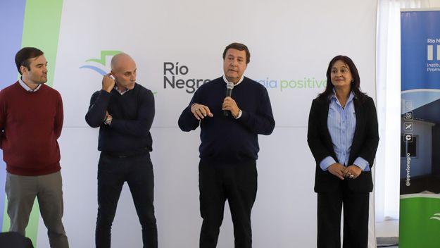 Alberto Weretilneck y la intendenta de Sierra Grande, Roxana Fernández. El oleoducto de YPF ilusiona a Río Negro.