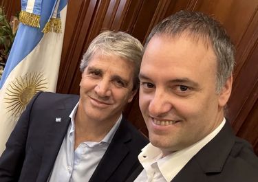 El ministro Toto Caputo y el exjefe de Gabinete Manuel Adorni