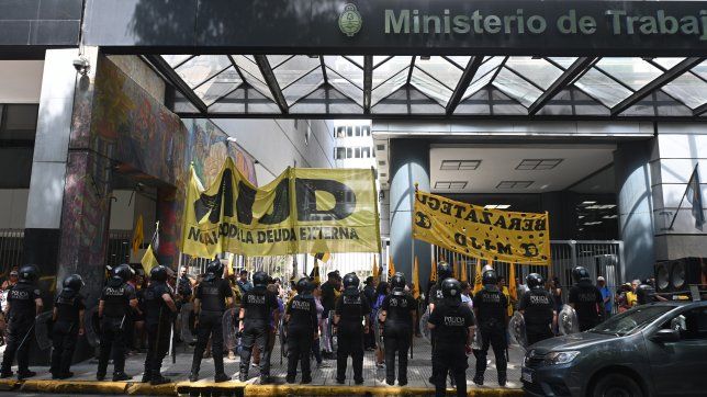 Movimiento Independiente de Jubilados y Desocupados (MIJD) en el Ministerio de Trabajo (Foto: Télam)