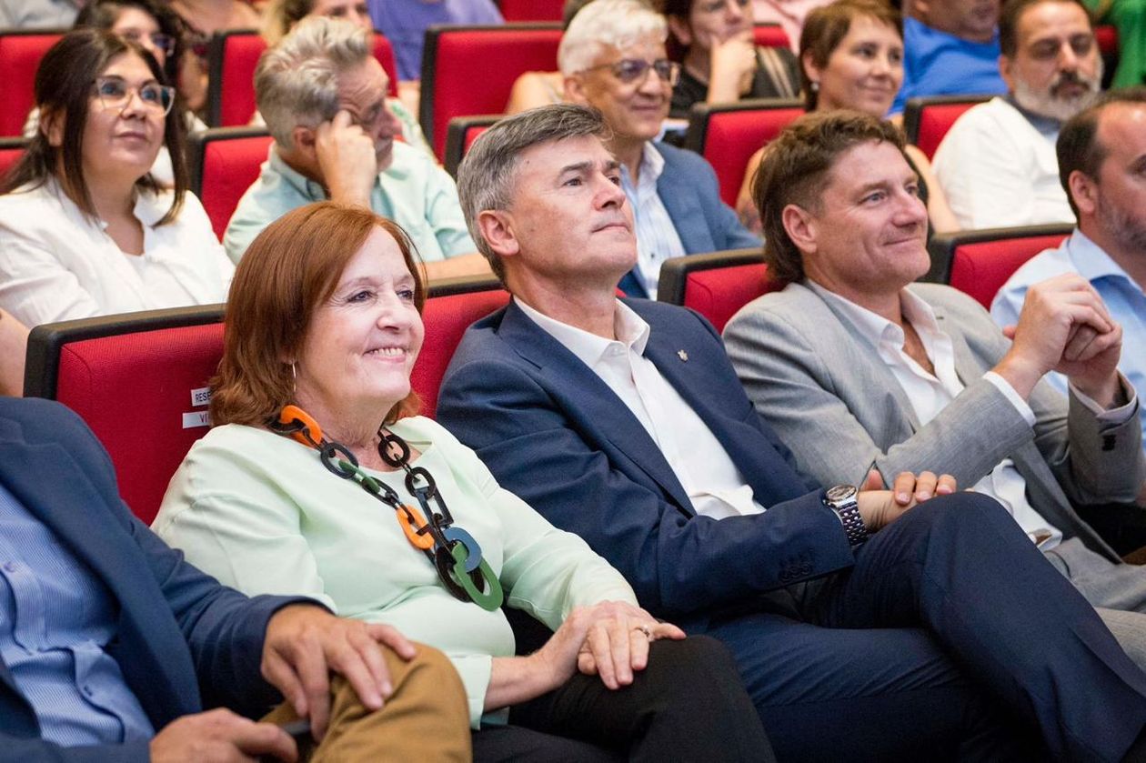 Alejandra Vigo, Daniel Passerini y el legislador Leonardo Limia en el cierre anual del Instituto Diseñando Ciudad.