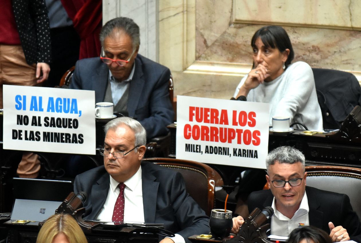 El socialista Esteban Paulón y la izquierda, durante la votación sobre Manuel Adorni.&nbsp;