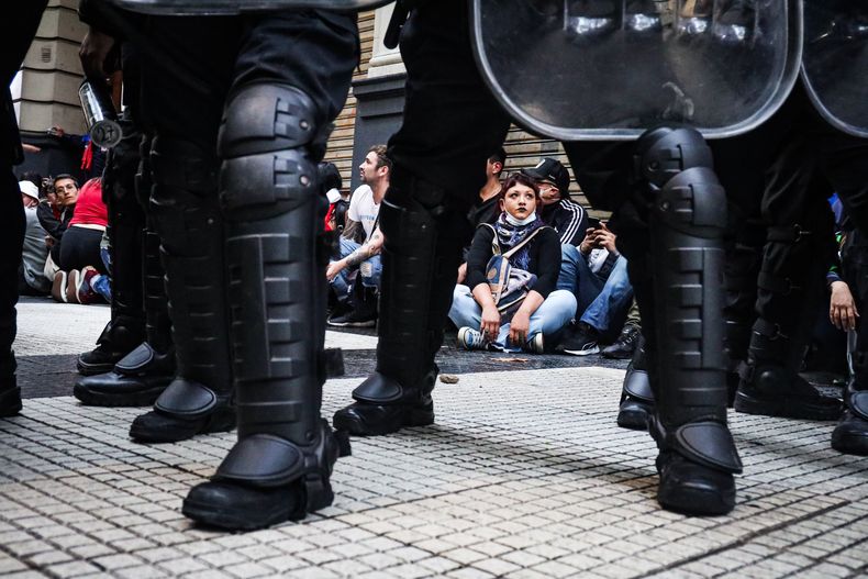 Protesta y represión en la marcha de jubilados e hinchas (Foto Pilar Camacho)