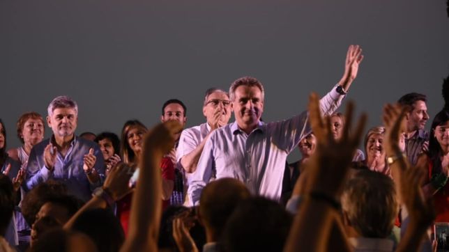 con traje de candidato, rossi movio primero y lanzo su plan de gobierno