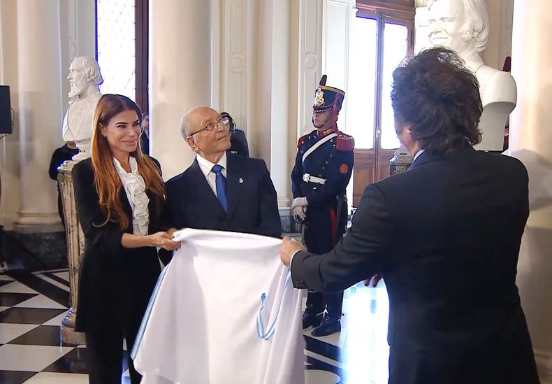 Zulema Fátima Yoma Menem con Javier Milei destapan el busto de Carlos Menem.