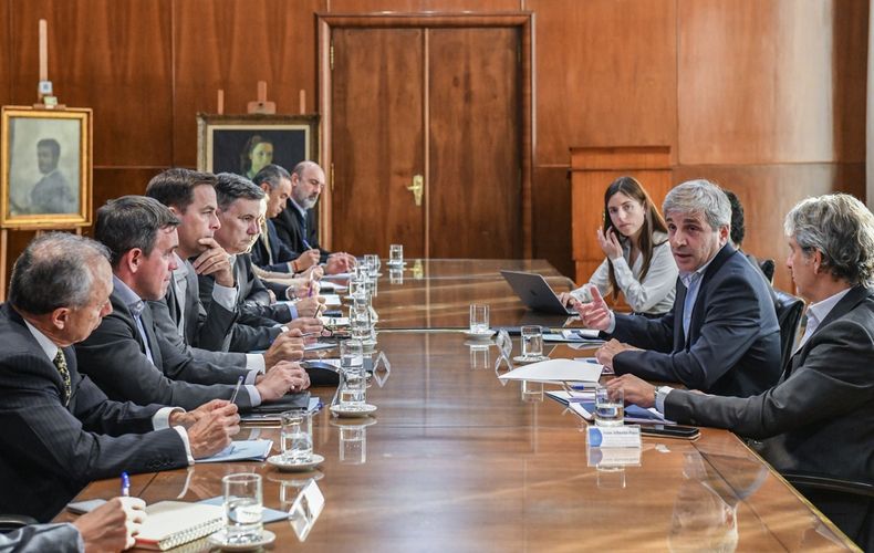 Toto Caputo y funcionarios de Javier Milei con cámaras automotrices&nbsp;