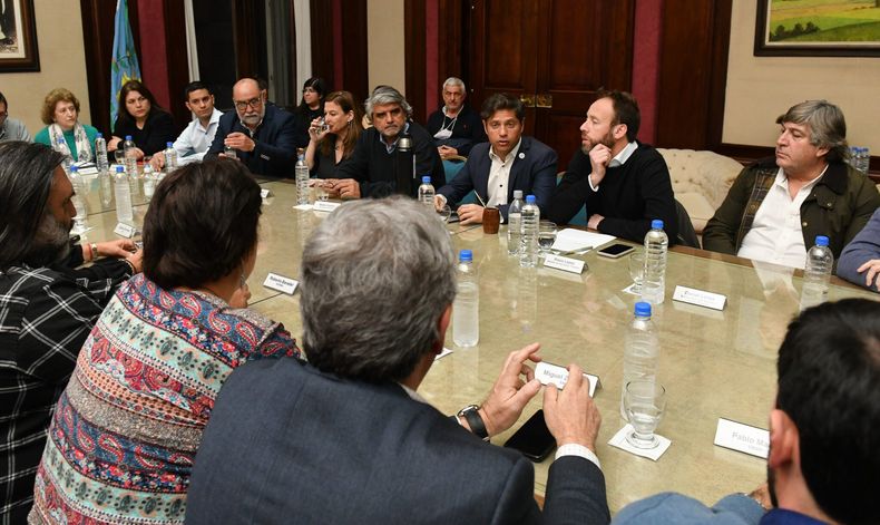 Axel Kicillof con gremios estatales en una ronda de paritarias