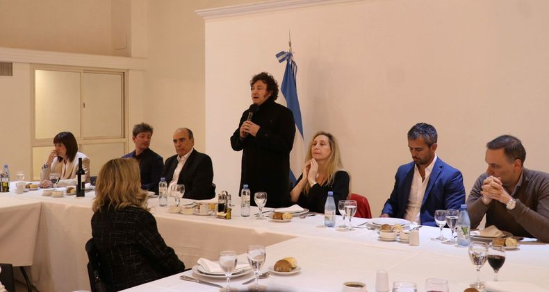 Javier Milei habla en el asado del Pacto de Olivos 2024: blindaje para el modelo.
