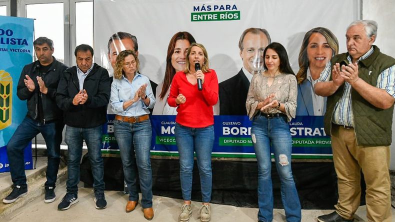 Castagnino junto a Laura Stratta, durante la campaña de 2023 en la que resultó electa intendenta de Victoria.