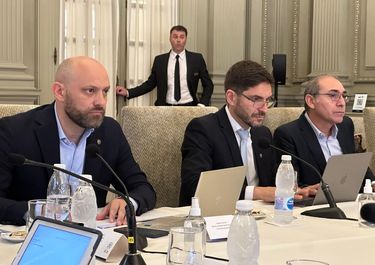 El ministro Puccini, el gobernador Pullaro y el presidente de la Bolsa de Rosario Miguel Simioni.