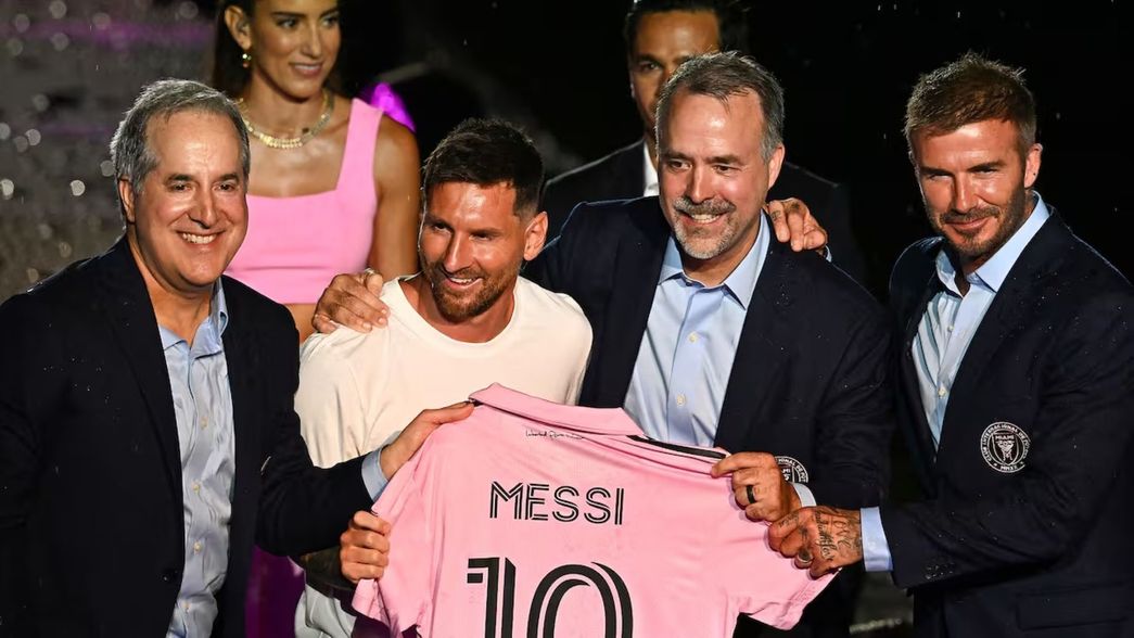 Lionel Messi, junto a Jorge Mas, presidente del directorio de Pumpco, José Mas y David Beckham