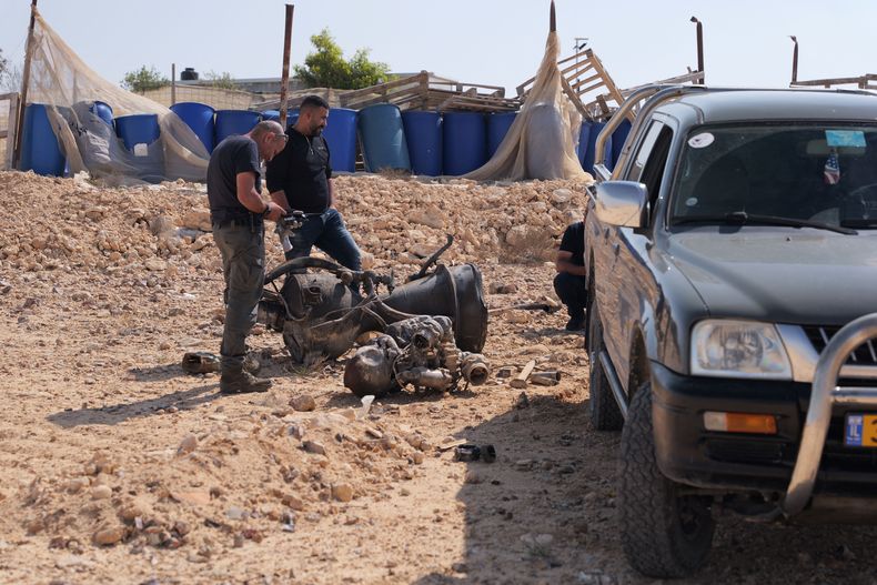 Un oficial de Israel inspecciona los restos de un misil iraní (NA)