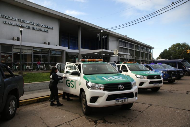 Las camionetas de la GSI junto a los vehículos de la policía de Santa Fe.