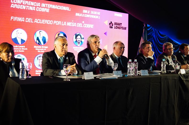 Martín Llaryora, junto a los gobernadores en una exposición minera en San Juan.