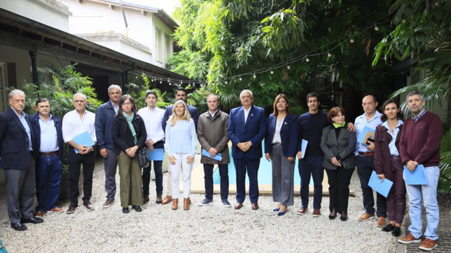 La foto de los dirigentes reunidos en un nuevo armado para pelear por la gobernación de Corrientes.&nbsp;