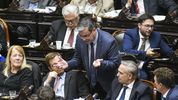 Germán Martínez (UP) habla con Nicolás Massot (EF). Referentes de la oposición analizaron el discurso de Javier Milei.