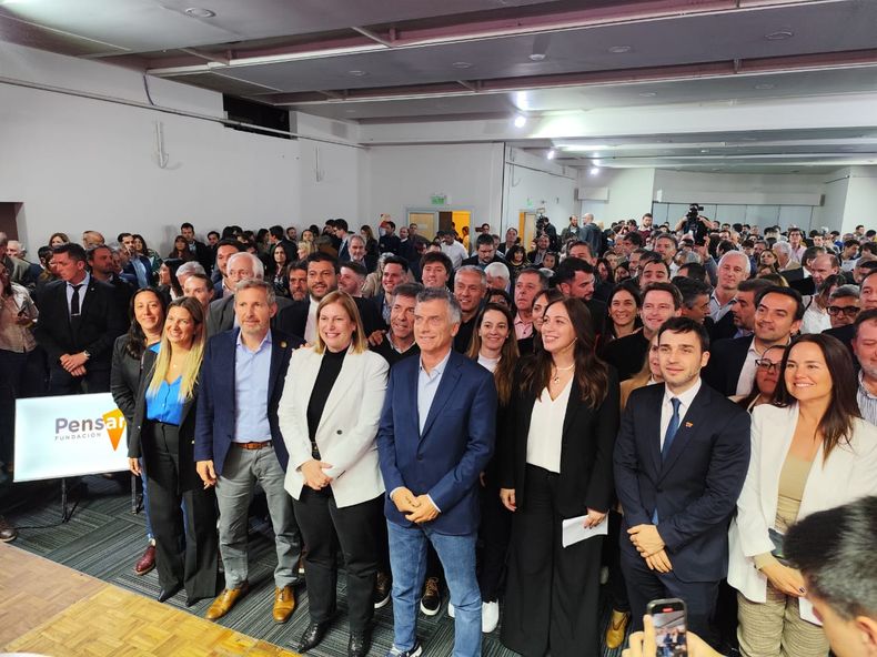 Foto de familia de la Fundación Pensar, en el vento realizado en Paraná.