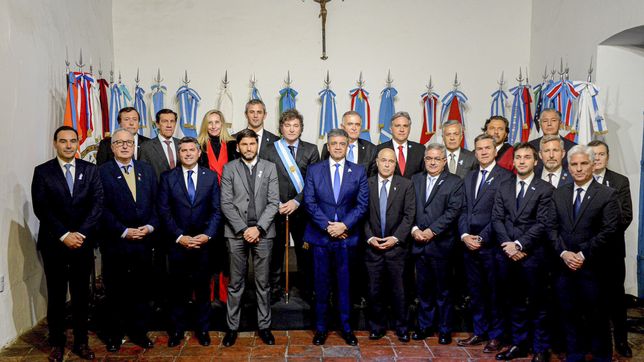 Javier Milei junto a gobernadores en Tucumán.