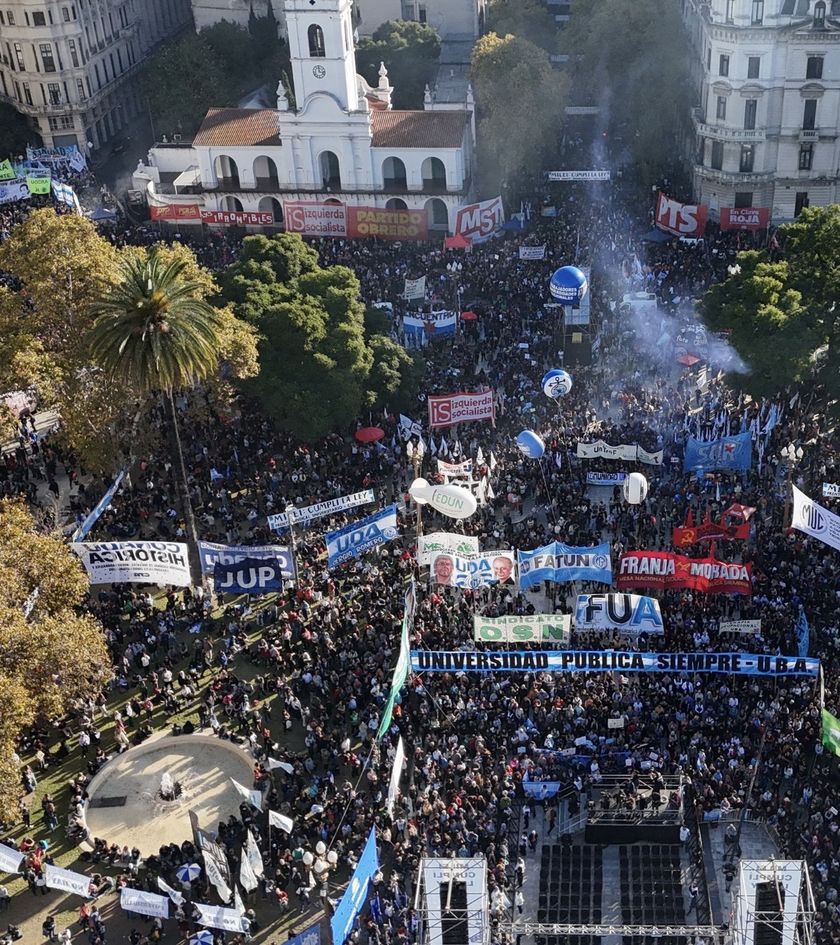 La multitud reunida en Plaza de Mayo, apenas una porción de otra inmensa movilización federal en defensa de las univerdades.&nbsp;