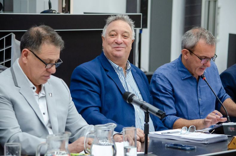 El ultravernista Daniel Lovera, junto al ministro ziliottista Pascual Fern&aacute;ndez y el jefe radical Poli Altolaguirre, en la Legislatura de La Pampa.